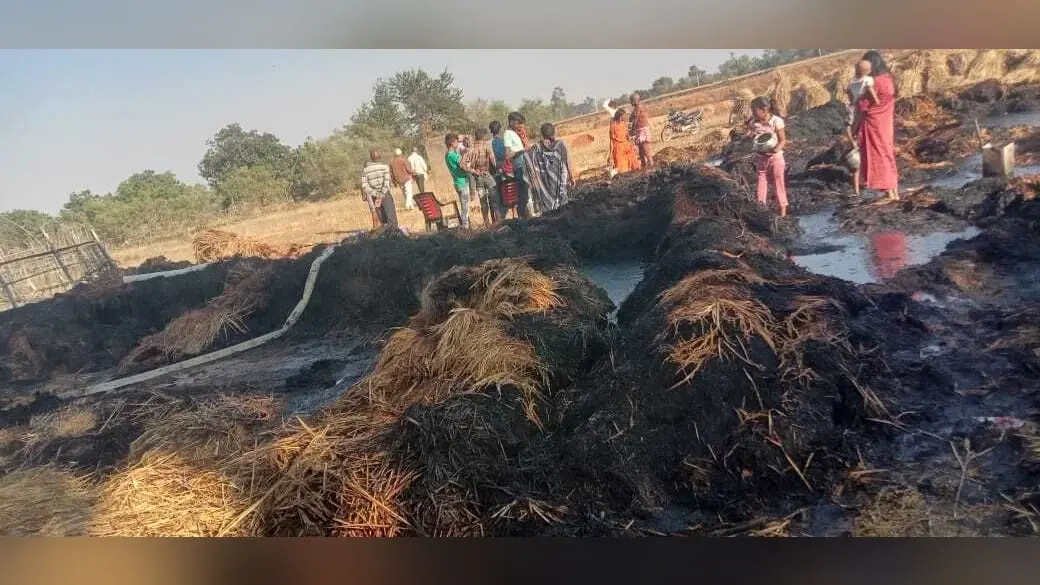 खलिहान में लगी आग, आठ लाख से अधिक रुपये के धान व पुआल राख