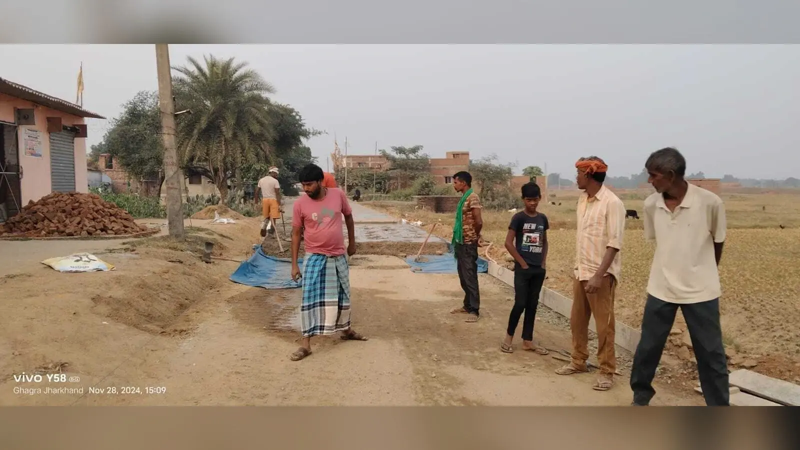 Giridih News :पीसीसी में बालू की जगह मिट्टी के उपयोग पर ग्रामीणों ने जताया विरोध