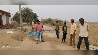 Giridih News :पीसीसी में बालू की जगह मिट्टी के उपयोग पर ग्रामीणों ने जताया विरोध
