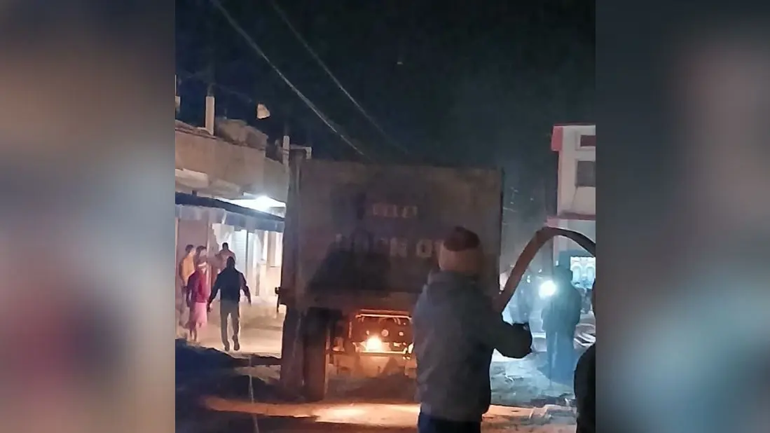 हाईवा ने बिजली पोल को धक्का मारा, बाल-बाल बचे ग्रामीण