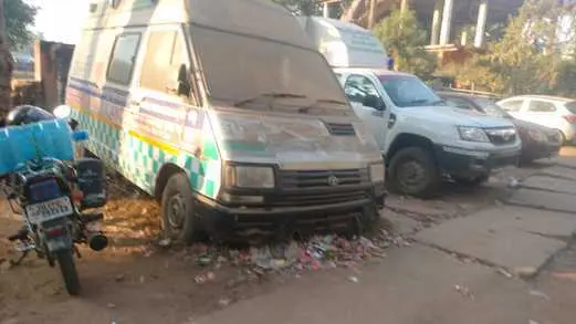 मरम्मत के अभाव में सड़क किनारे धूल फांक रहा दर्जन भर 108 एंबुलेंस
