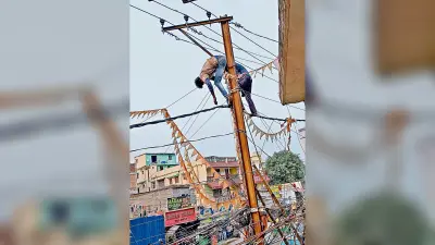 Ranchi news : करंट की चपेट में आने से बिजलीकर्मी झुलसा