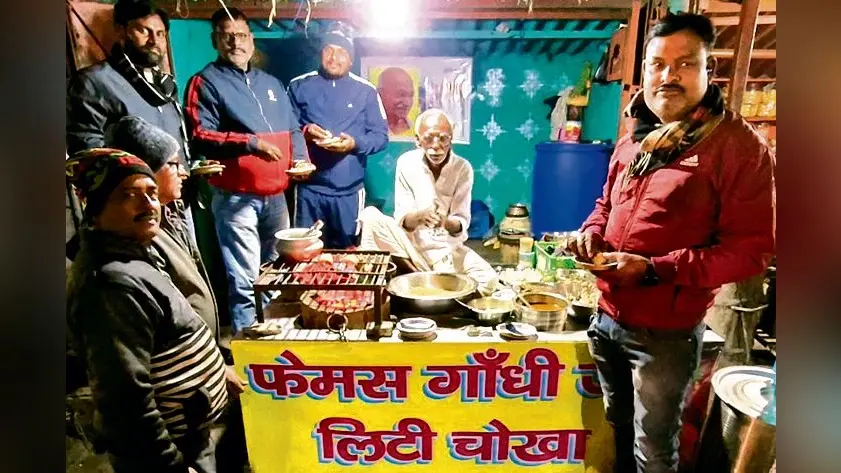 Dhanbad News : अब लिट्टी चोखा बेचने लगे गांधी जी के नाम से लोकप्रिय शंभू दयाल