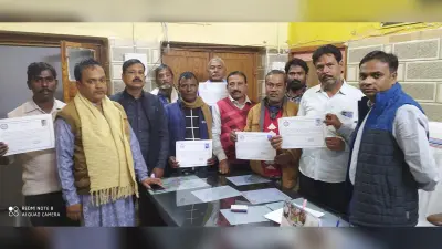 पैक्स अध्यक्ष को बीडीओ ने दिया प्रमाण पत्र