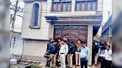 इंडियन बैंक के अधिकारियों ने किया मकान पर कब्जा