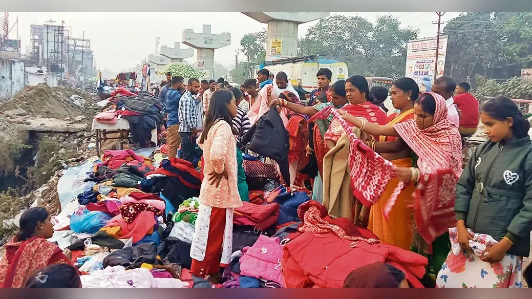 अचानक ठंड बढ़ने से गर्म कपड़ों की बढ़ी मांग, तापमान में लगातार होने रही गिरावट