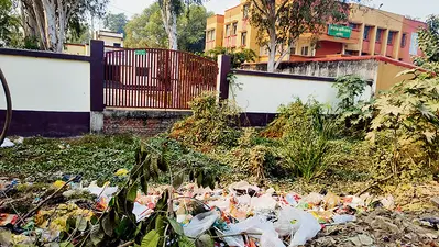Buxar News: कार्यालय का भवन तो बना, पर रास्ता ही नहीं