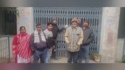 गोड्डा कॉलेज के शिक्षकेतर कर्मियों ने कॉलेज में जड़ा ताला, दिया धरना