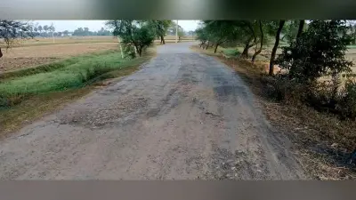 प्रशासनिक उदासीनता का दंश झेल रहा जर्जर सड़क
