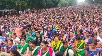 Bhubaneswar News: मिशन शक्ति की कार्यकर्ताओं ने भुवनेश्वर में किया प्रदर्शन, बोलीं-वेतन नहीं मिलने से परिवार के समक्ष भरण-पोषण का संकट