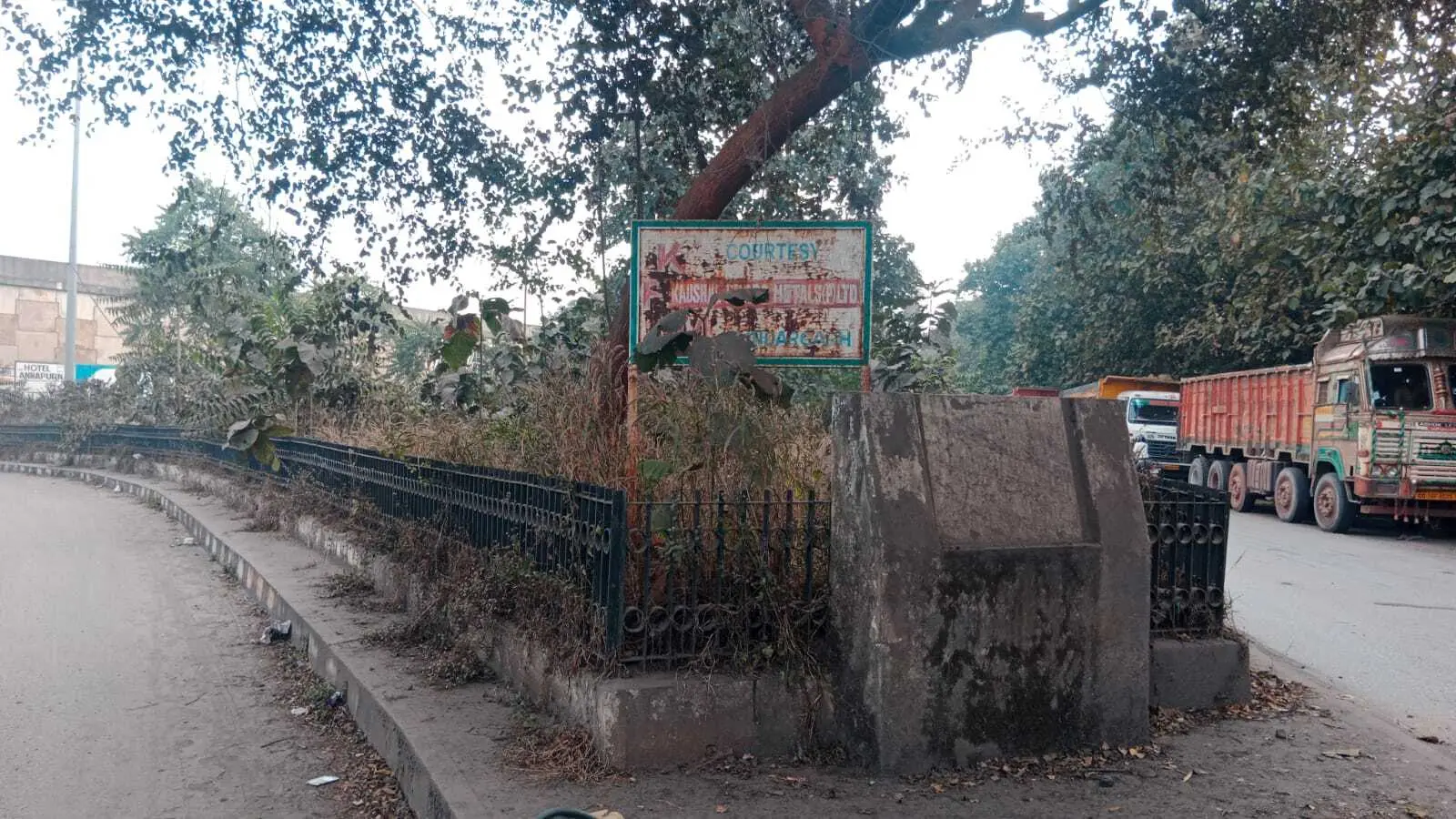 Sundergarh News: किरेई बाइपास चौक पर बनी राष्ट्रपिता महात्मा गांधी की प्रतिमा जर्जर, पार्क की हालत भी दयनीय
