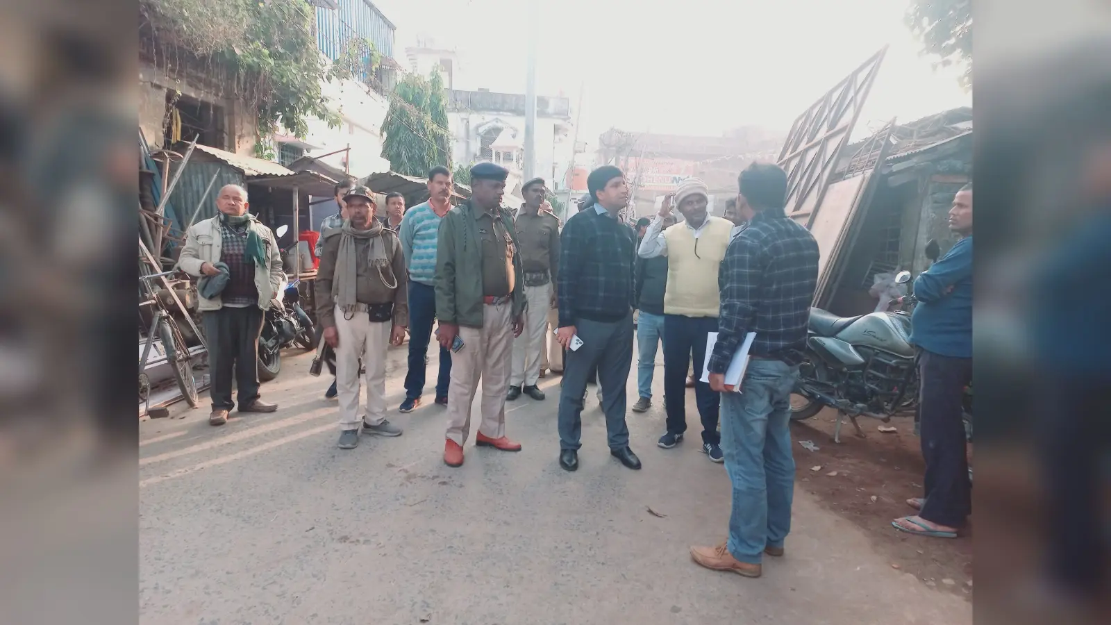 सरकारी जमीन पर अतिक्रमण करने वालों के खिलाफ होगी कार्रवाई, अधिकारियों ने अतिक्रमित भूमि का लिया जायजा