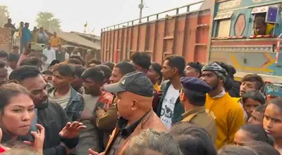 डमी एडमिट कार्ड नहीं मिलने से नाराज छात्र-छात्राओं ने किया सड़क जाम
