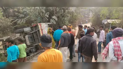 बस व पिकअप की टक्कर में दोनों वाहन क्षतिग्रस्त