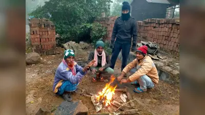 कुहासे की चपेट में रहा जिला, दिन में लाइट जलाकर चला वाहन