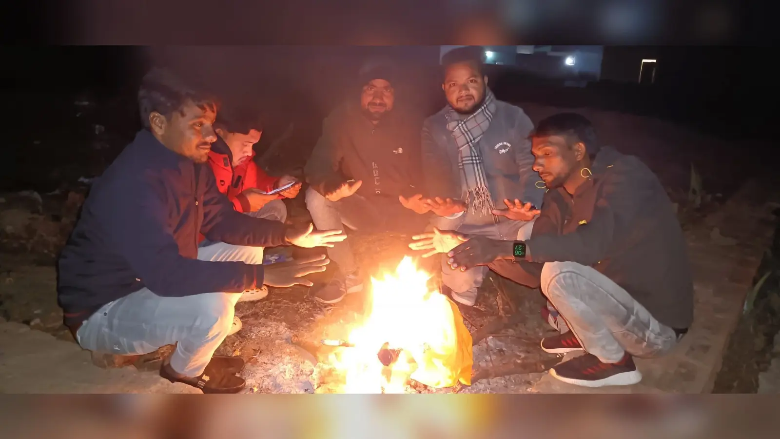 जिले में लगातार गिर रहा तापमान, लोग ले रहे हैं अलाव का सहारा