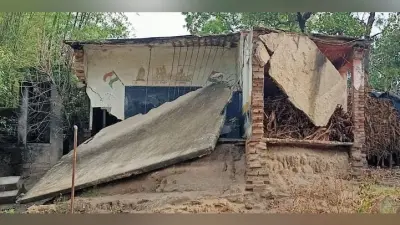 बाढ़ में ध्वस्त होने के बाद से दूसरे स्कूल में संचालित है प्रावि बांसबाड़ी