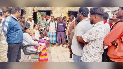 नगर पंचायत के सफाई कर्मियों ने कूड़ा कचरा लेकर किया प्रदर्शन