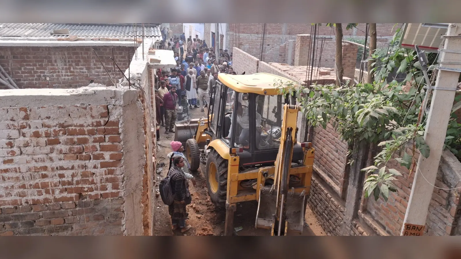 चिरैया गांव में अतिक्रमण पर चला प्रशासन का बुलडोजर