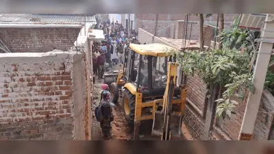 चिरैया गांव में अतिक्रमण पर चला प्रशासन का बुलडोजर