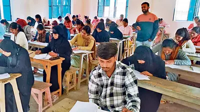 Gopalganj News : फिजिक्स व केमिस्ट्री कठिन, तो हिंदी और हाेम साइंस के पेपर रहे आसान