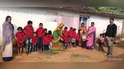 आंगनबाड़ी केंद्र के बच्चों के बीच स्वेटर वितरित