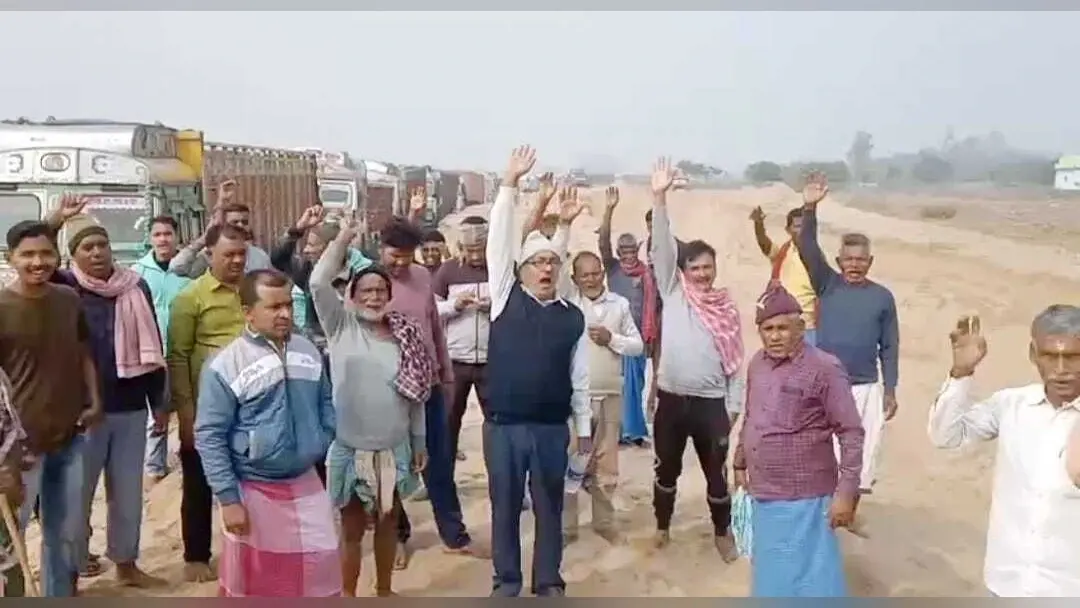 चांगोडीह नदी घाट से बालू के अनियमित खनन को लेकर ग्रामीणों ने जताया विरोध