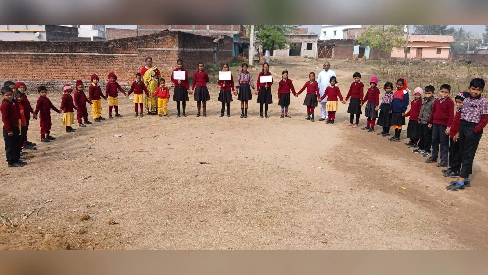 मानवाधिकार दिवस पर छात्र-छात्राओं ने बनायी मानव शृंखला