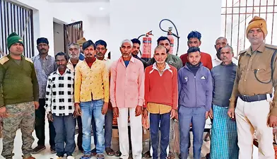 छापेमारी अभियान में तस्कर समेत 17 धराये