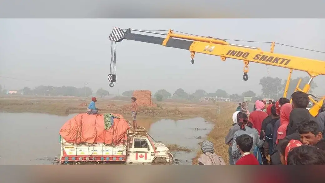 Giridih News: फूलगोभी लेकर बिहार जा रहा वाहन कोहरे के कारण दुर्घटनाग्रस्त होकर पलटा