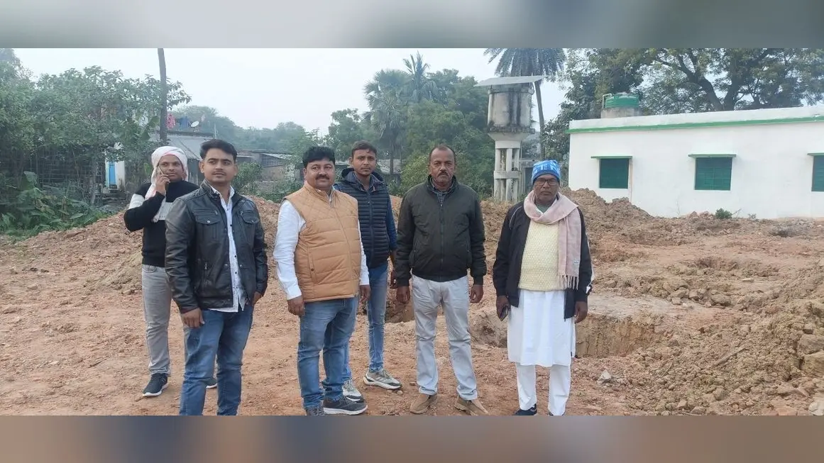 स्टेडियम निर्माण के लिए जिप सदस्य ने किया भूमि का निरीक्षण