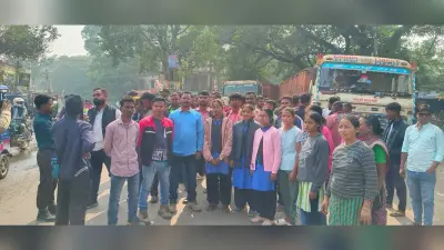 Chaibasa News : खड़े ट्रक से उतर रहे चालक को दूसरे ट्रक ने रौंदा, दोनों पैर टूटा, एक घंटा सड़क जाम