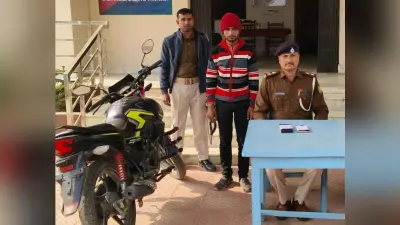 मोबाइल झपटमार को ग्रामीणों ने खदेड़कर पकड़ा, अन्य फरार