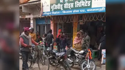 खाद-बीज के लिए सुबह सात बजे से किसानों की उमड़ रही भीड़