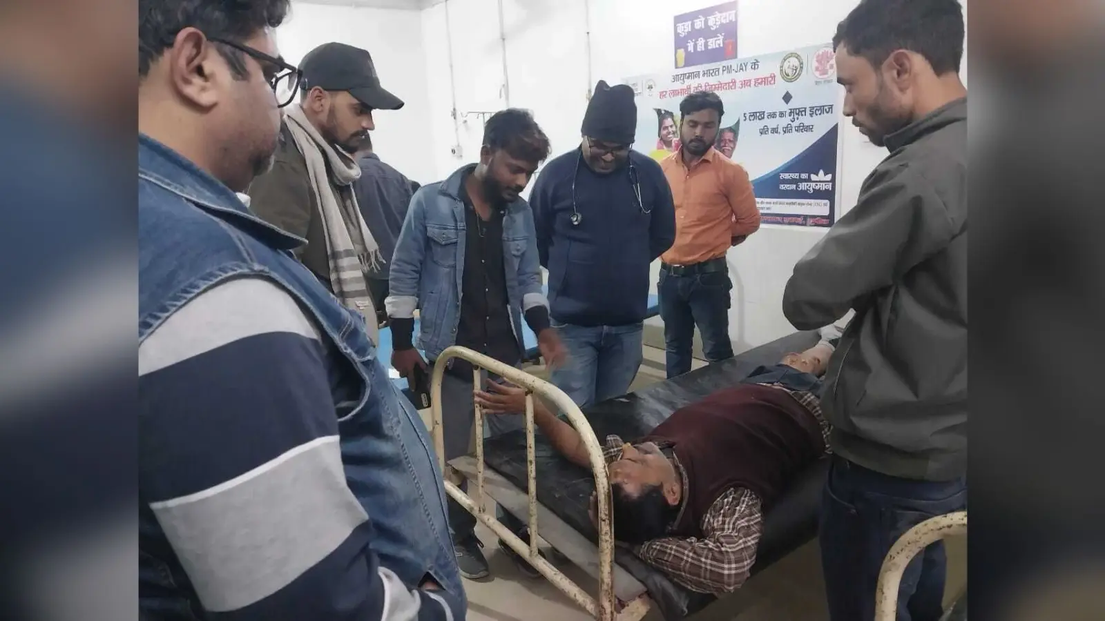 कार की ठोकर से बाइक सवार जख्मी