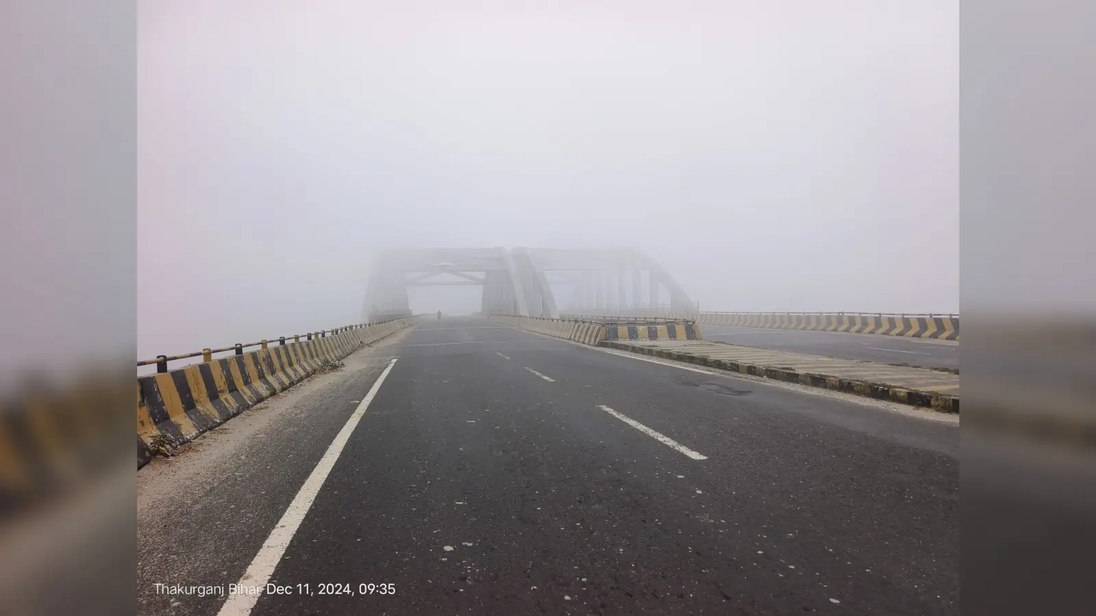 कोहरे के आगोश में ठाकुरगंज, ठंड से आमजन जीवन अस्त-व्यस्त