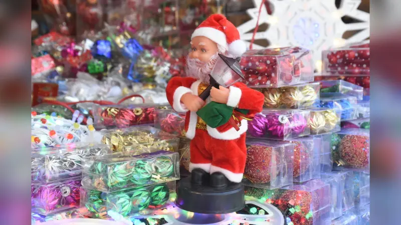 Ranchi Christmas bazar : लुभा रहे रंग-बिरंगे स्टार और क्रिसमस ट्री