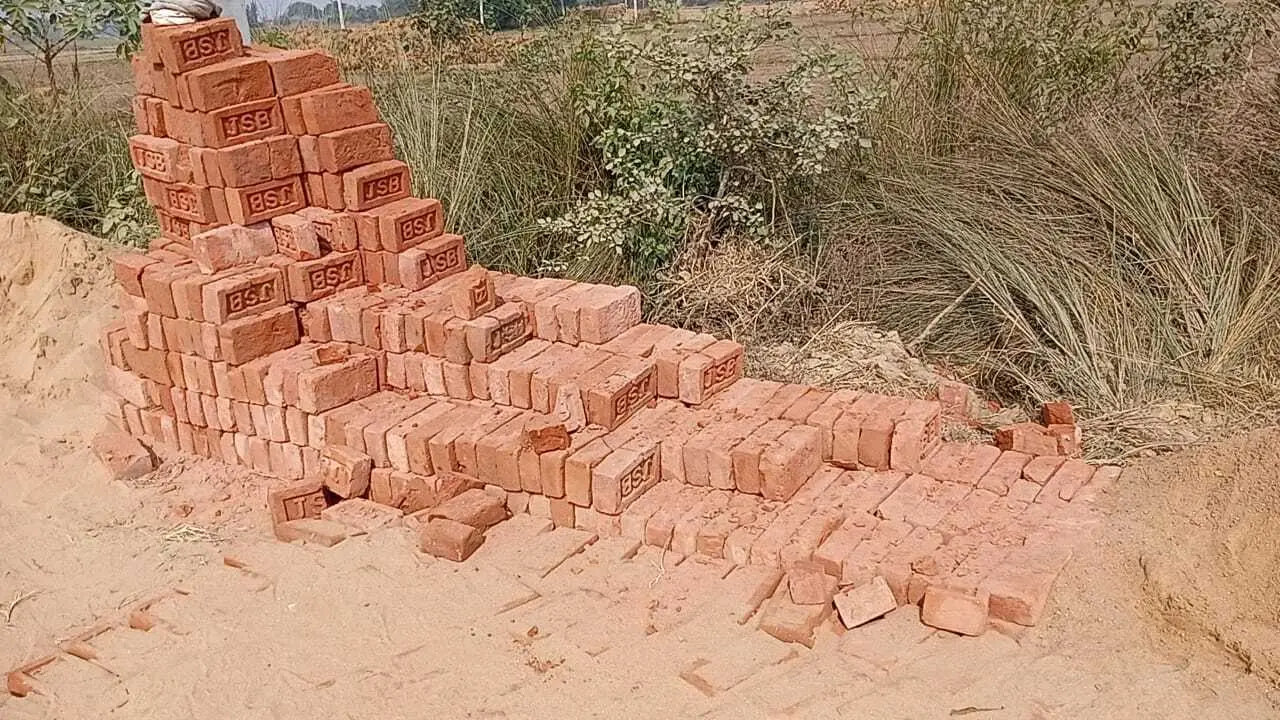 सड़क निर्माण में अनियमितता को लेकर ग्रामीणों में रोष