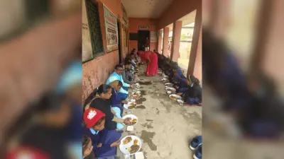 स्कूल में बच्चों ने लजीज व्यंजनों का लिया स्वाद