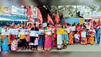 भू माफिया के खिलाफ विरोध प्रदर्शन कर मेयर को सौंपा ज्ञापन