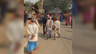 युवकों की गिरफ्तारी के विरोध में सड़क जाम, थाने का घेराव