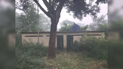 Giridih News: रखरखाव के अभाव में बेकार साबित हो रहा है दो सार्वजनिक शौचालय