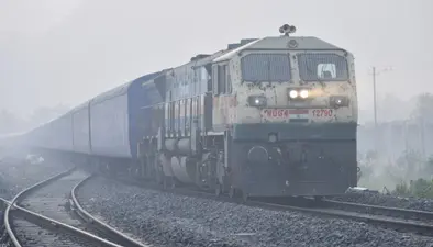 Katihar news : कोहरे के कारण महानंदा, नॉर्थ ईस्ट, अवध असम समेत कई लंबी दूरी की ट्रेनें रद्द
