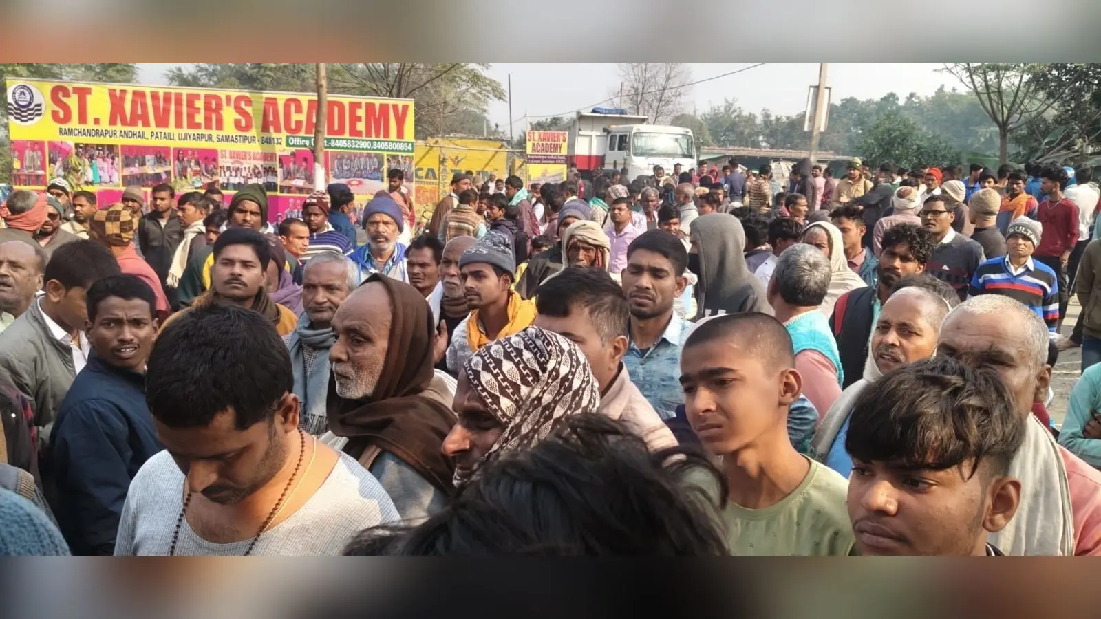 सड़क दुर्घटना में पोती की मौत, दादा जख्मी, सड़क जाम