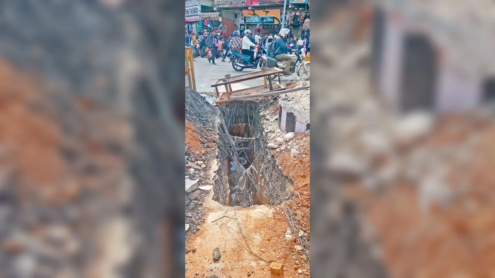 Ranchi News : फुट ओवरब्रिज का काम तीन माह से ठप, जुडको ने गड्ढा खोदकर छोड़ दिया