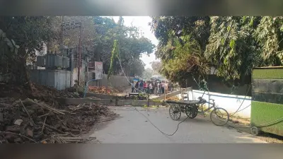 गड्ढा खुदाई के दौरान पोल सहित सड़क पर गिरा टांसफार्मर, हादसा टला