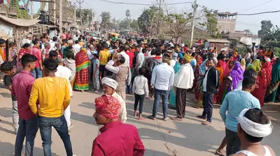 मनेर में ट्रैक्टर के धक्के से युवक की मौत, सड़क जाम