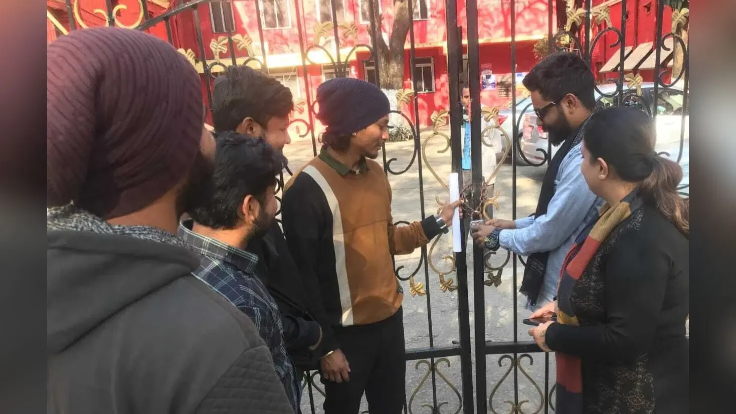 Education News : डोरंडा कॉलेज के कर्मचारी को हटाने के लिए रांची विवि में तालाबंदी