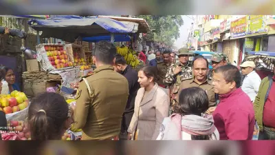सड़क को अतिक्रमण करने वालों से वसूला जुर्माना