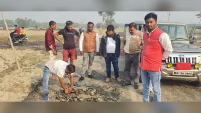 सड़क निर्माण कार्य में अनियमितता को लेकर प्रदर्शन